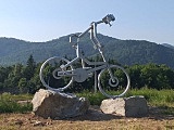 Niecodzienne witacze w Bardzie promują turystykę rowerową