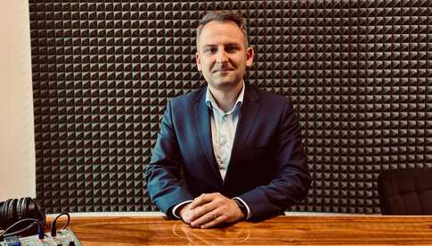  Pomoc po powodzi i inspekcje schronów – Tomasz Jankowski odpowiada [podcast RADIODOBA.PL]