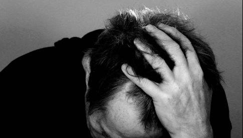 Taniec gawiedzi nad ludzką tragedią