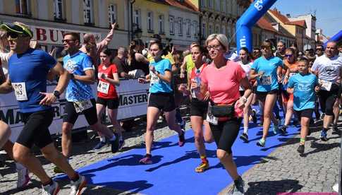 [FOTO] Biegacze już na trasie! Świebodzicki Bieg Muflona rozpoczęty