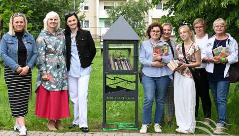 [FOTO] Nowa biblioteczka plenerowa stanęła na osiedlu Zawiszów. Jakiego patrona wybrano?