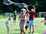 [WIDEO/FOTO] Tysiące baniek, mydlana wyspa i mnóstwo dobrej zabawy. Trwa 8. Mydlany Park Festiwal w Żarowie