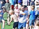 [WIDEO/FOTO] Tysiące baniek, mydlana wyspa i mnóstwo dobrej zabawy. Trwa 8. Mydlany Park Festiwal w Żarowie