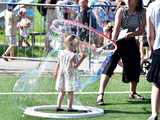 [WIDEO/FOTO] Tysiące baniek, mydlana wyspa i mnóstwo dobrej zabawy. Trwa 8. Mydlany Park Festiwal w Żarowie