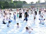 [WIDEO/FOTO] Tysiące baniek, mydlana wyspa i mnóstwo dobrej zabawy. Trwa 8. Mydlany Park Festiwal w Żarowie