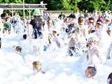 [WIDEO/FOTO] Tysiące baniek, mydlana wyspa i mnóstwo dobrej zabawy. Trwa 8. Mydlany Park Festiwal w Żarowie