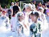 [WIDEO/FOTO] Tysiące baniek, mydlana wyspa i mnóstwo dobrej zabawy. Trwa 8. Mydlany Park Festiwal w Żarowie