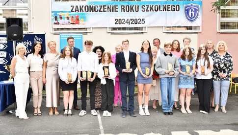 [WIDEO/FOTO] Uczniowie szóstki pożegnali rok szkolny i dotychczasową dyrektor