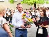 [WIDEO/FOTO] Uczniowie szóstki pożegnali rok szkolny i dotychczasową dyrektor
