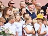 [WIDEO/FOTO] Uczniowie szóstki pożegnali rok szkolny i dotychczasową dyrektor