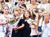 [WIDEO/FOTO] Uczniowie szóstki pożegnali rok szkolny i dotychczasową dyrektor