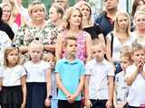 [WIDEO/FOTO] Uczniowie szóstki pożegnali rok szkolny i dotychczasową dyrektor