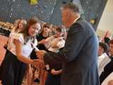 [FOTO] Uczniowie z gminy Świdnica zakończyli rok szkolny. Najlepszych prymusów nagrodzono