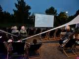 [FOTO] Seanse na leżakach w malowniczej scenerii i dojazd amerykańskim schoolbusem. Ruszył 14. Żarowski Festiwal Filmowy