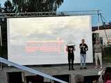 [FOTO] Seanse na leżakach w malowniczej scenerii i dojazd amerykańskim schoolbusem. Ruszył 14. Żarowski Festiwal Filmowy
