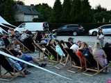 [FOTO] Seanse na leżakach w malowniczej scenerii i dojazd amerykańskim schoolbusem. Ruszył 14. Żarowski Festiwal Filmowy