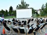 [FOTO] Seanse na leżakach w malowniczej scenerii i dojazd amerykańskim schoolbusem. Ruszył 14. Żarowski Festiwal Filmowy