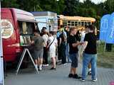[FOTO] Seanse na leżakach w malowniczej scenerii i dojazd amerykańskim schoolbusem. Ruszył 14. Żarowski Festiwal Filmowy