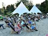 [FOTO] Seanse na leżakach w malowniczej scenerii i dojazd amerykańskim schoolbusem. Ruszył 14. Żarowski Festiwal Filmowy
