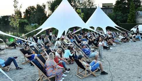 [FOTO] Seanse na leżakach w malowniczej scenerii i dojazd amerykańskim schoolbusem. Ruszył 14. Żarowski Festiwal Filmowy