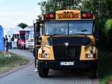 [FOTO] Seanse na leżakach w malowniczej scenerii i dojazd amerykańskim schoolbusem. Ruszył 14. Żarowski Festiwal Filmowy