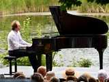 [WIDEO/FOTO] Nastrojowa muzyka w samym sercu kamieniołomu. Koncert Piotra Pawlaka uświetnił niedzielny wieczór w Strzegomiu