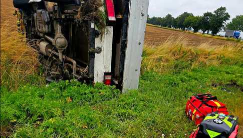Bus dachował pod Strzelcami – dwie osoby wydostały się o własnych siłach