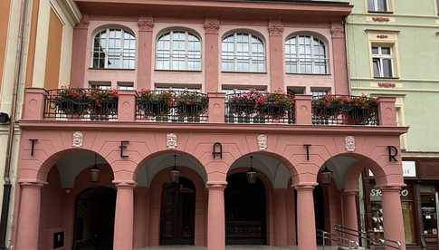 [FOTO] Remont zewnętrznej części teatru i zabytkowych kamienic zakończony przed planowanym terminem. Inwestycja pochłonęła prawie 7 mln złotych [SZCZEGÓŁY]