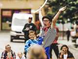 [FOTO] Świdnicki Rynek znów zamienia się w scenę – ruszył 27. Festiwal Teatru Otwartego!