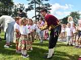 [WIDEO/FOTO] Występy zagranicznych zespołów podczas Śniadania na Trawie w Forcie Gaj. Ruszył 33. Międzynarodowy Festiwal Folkloru