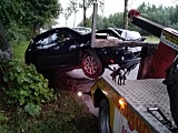 Osobówka uderzyła w drzewo na betonówce
