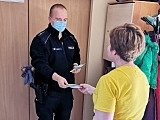 Ząbkowiccy policjanci pomagają uchodźcom i przestrzegają przed oszustami