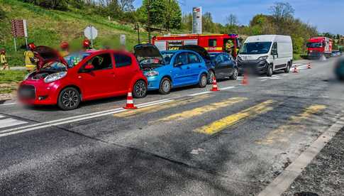 [FOTO] Zderzenie czterech pojazdów na DK8 w Bardzie. Jedna osoba trafiła do szpitala