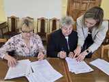 [FOTO] Gmina Złoty Stok podpisała pierwsze umowy w ramach „Ciepłego Mieszkania”