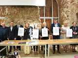 [FOTO,WIDEO] Twierdza Srebrna Góra coraz bliżej UNESCO. Podpisano międzynarodowe porozumienie 