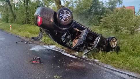[FOTO] 20-latek nie dostosował prędkości i wypadł z drogi 