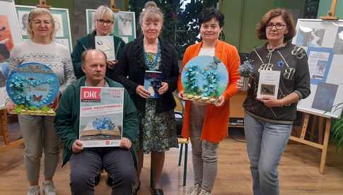 [FOTO] Niezapominajki i pachnidła, czyli majowe spotkanie Dyskusyjnego Klubu Książki