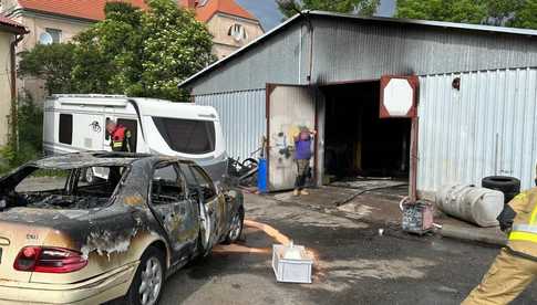 [FOTO] Pożar warsztatu na ul. Kłodzkiej w Ząbkowicach Śląskich. Straty sięgają kilkuset tysięcy złotych