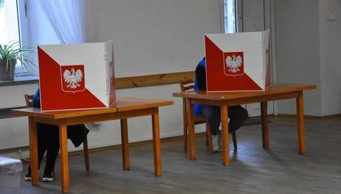 Wiemy ilu mieszkańców udało się do urn w naszym powiecie [FREKWENCJA, stan na godz. 12:00]