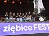 [FOTO] lokalnyFEST! trwa w najlepsze. Patrycja Grzelaczyk-Korchan rozpoczęła niedzielne koncerty Ziębice FEST 2025