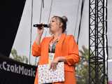 [FOTO] lokalnyFEST! trwa w najlepsze. Patrycja Grzelaczyk-Korchan rozpoczęła niedzielne koncerty Ziębice FEST 2025