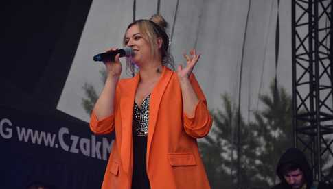 [FOTO] lokalnyFEST! trwa w najlepsze. Patrycja Grzelaczyk-Korchan rozpoczęła niedzielne koncerty Ziębice FEST 2025
